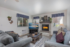Walk to Downtown * 6 Guests * Pets * A/C! * No Stairs!